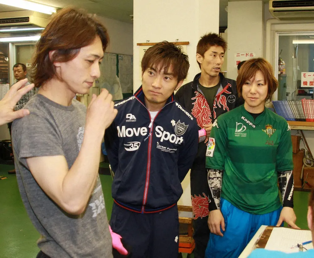 11年、SG第38回笹川賞優勝戦12Ｒ、女子レーサー初のSG制覇はならなかった６着の横西奏恵と夫の山崎智也（左）