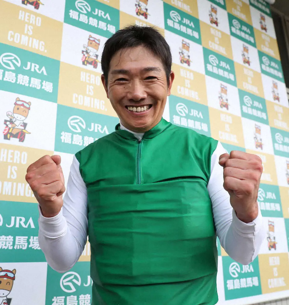 ＜福島11R・七夕賞＞エヒトでレースを制した田中勝は勝利騎手インタビューを終え笑顔でガッツポーズ