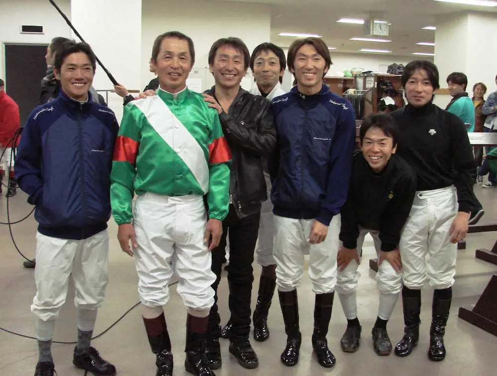岡部幸雄さん（左から2人目）を囲んで笑顔の現役騎手たち（撮影・平松　さとし）