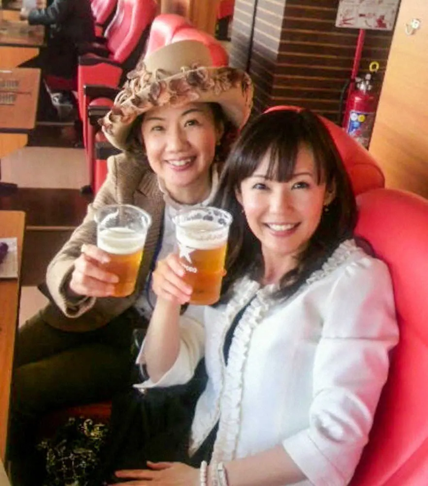 スマートファルコン衝撃のレース後、鈴木淑子さん（左）においしい生ビールをごちそうになったのも懐かしい思い出