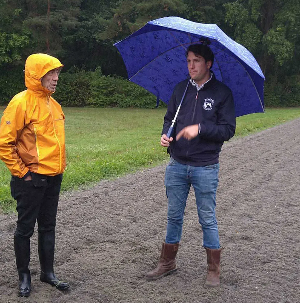雨が降りしきる中、シャンティイの調教施設を説明するルシアン・コルベール氏