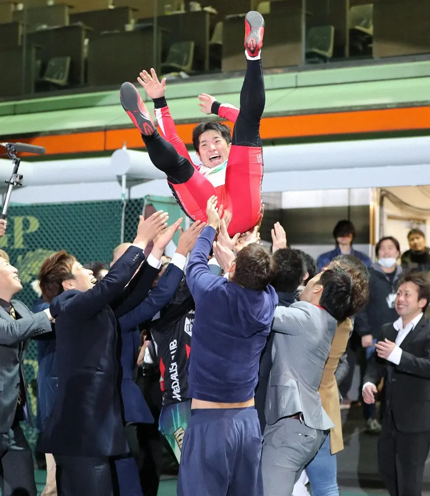 2016年、２度目のグランプリ制覇を果たし仲間たちに胴上げされる村上義弘