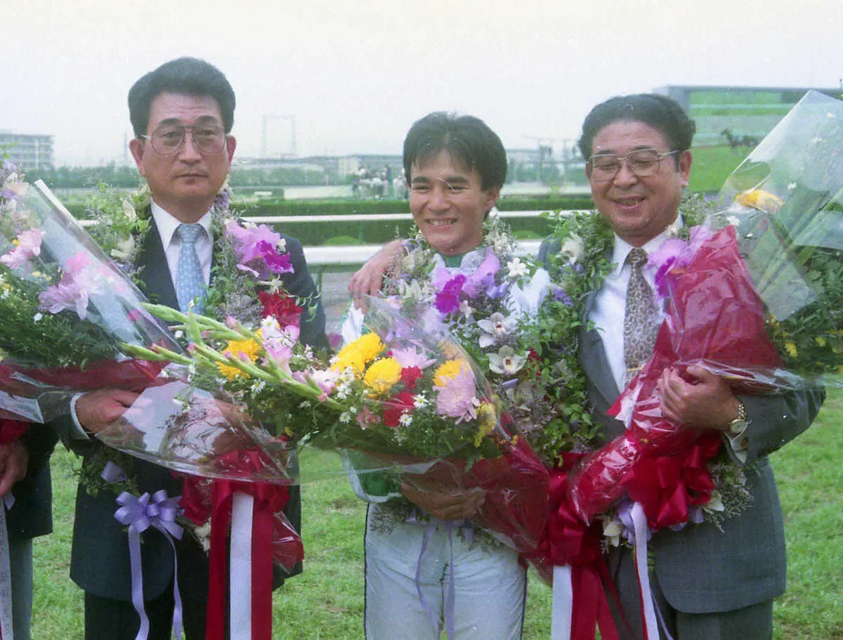 92年6月14日、メジロパーマーで宝塚記念を制した（左から）大久保正陽調教師、山田泰誠騎手、北野オーナー
