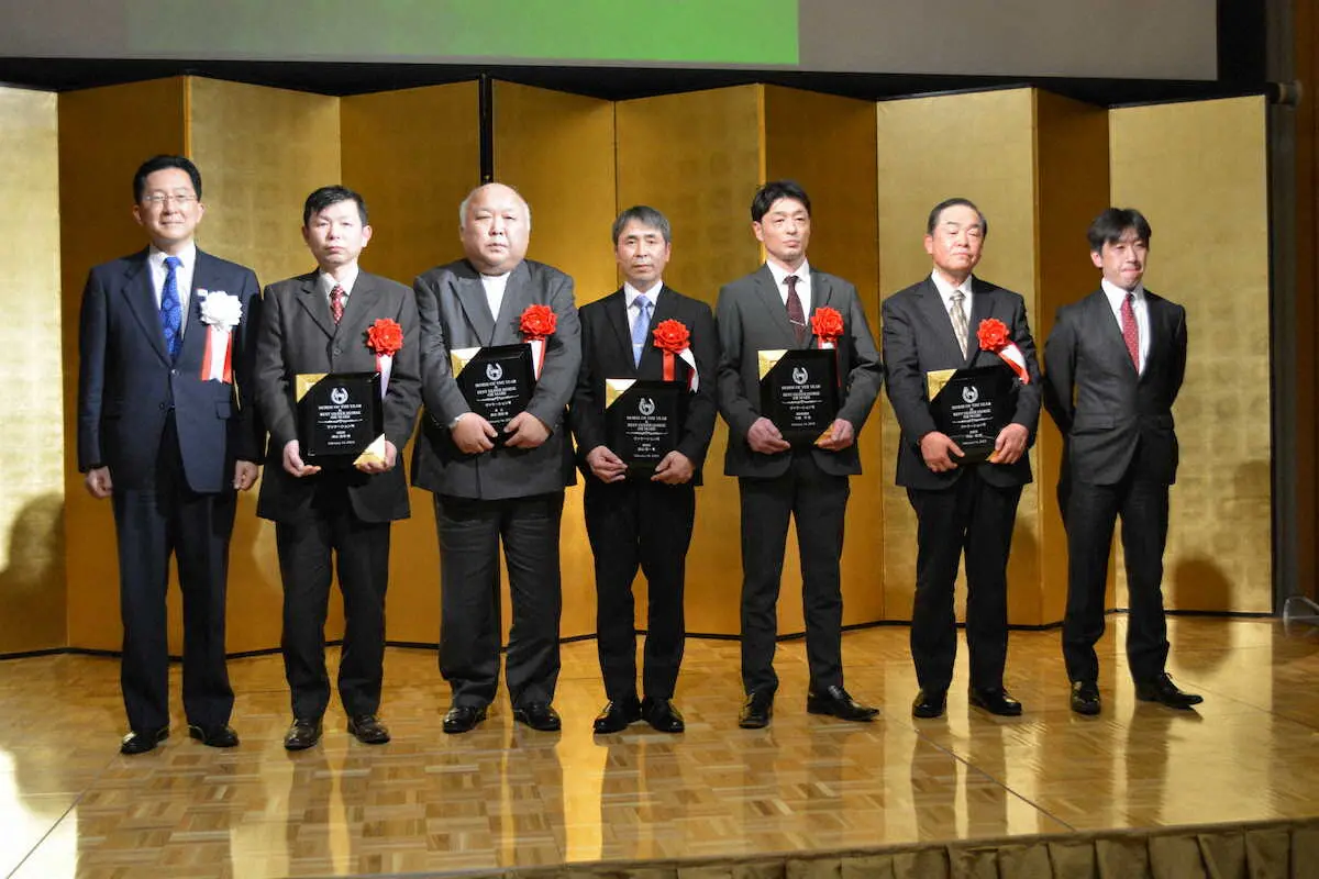 表彰式に出席した馬主の鈴木雅俊氏（左から3人目）ら関係者