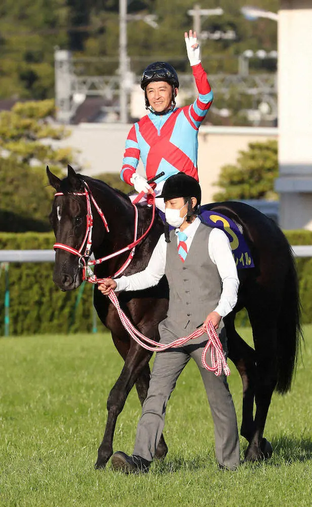 4月6日に京都競馬場で3冠馬コントレイル馬像の除幕式　福永ら出席