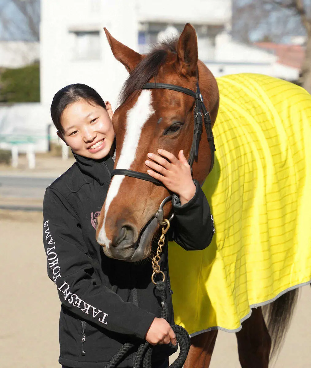 デビュー戦を前に馬と触れ合いリラックスした表情を見せる小林美駒