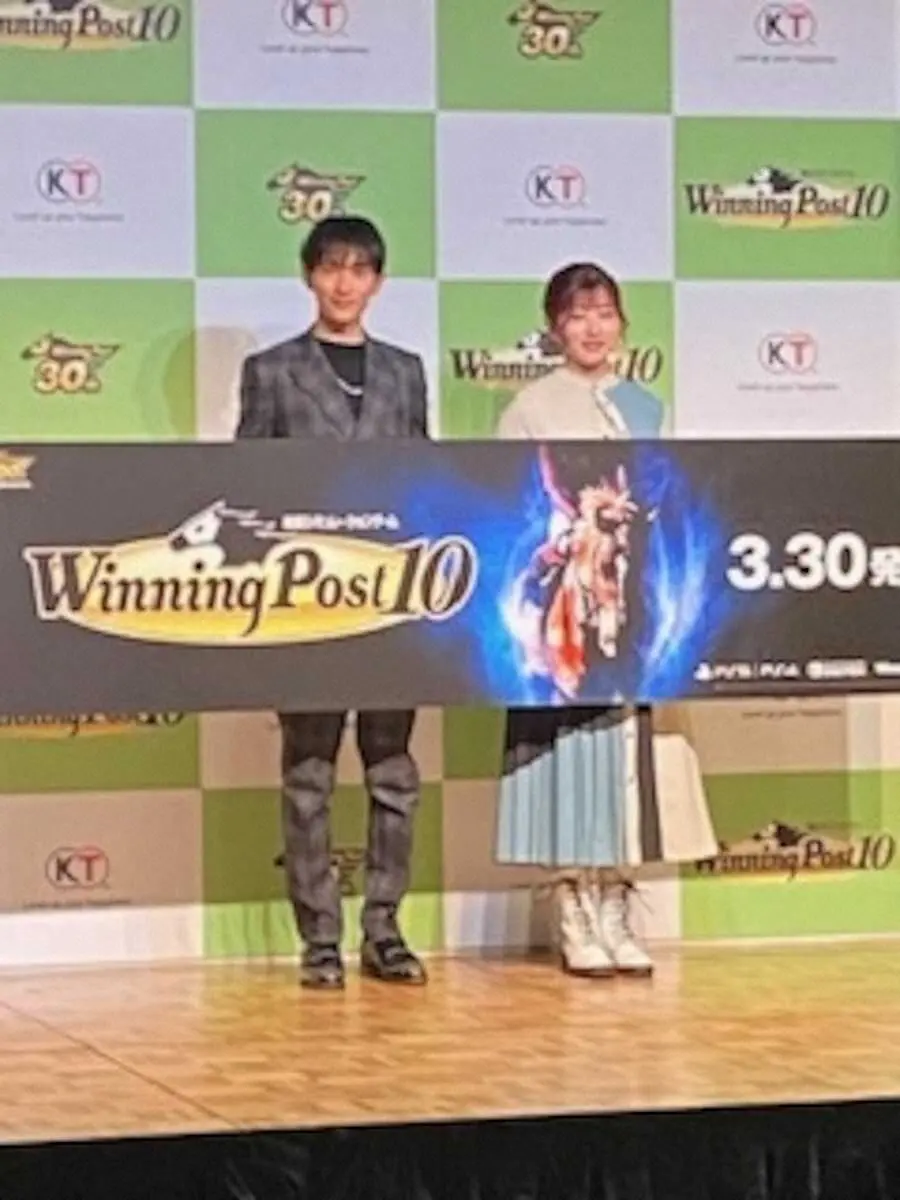 競馬シミュレーションゲーム「Winning　Post10」の完成発表会にゲストとして出席したJRA騎手の坂井瑠星（左）と今村聖奈