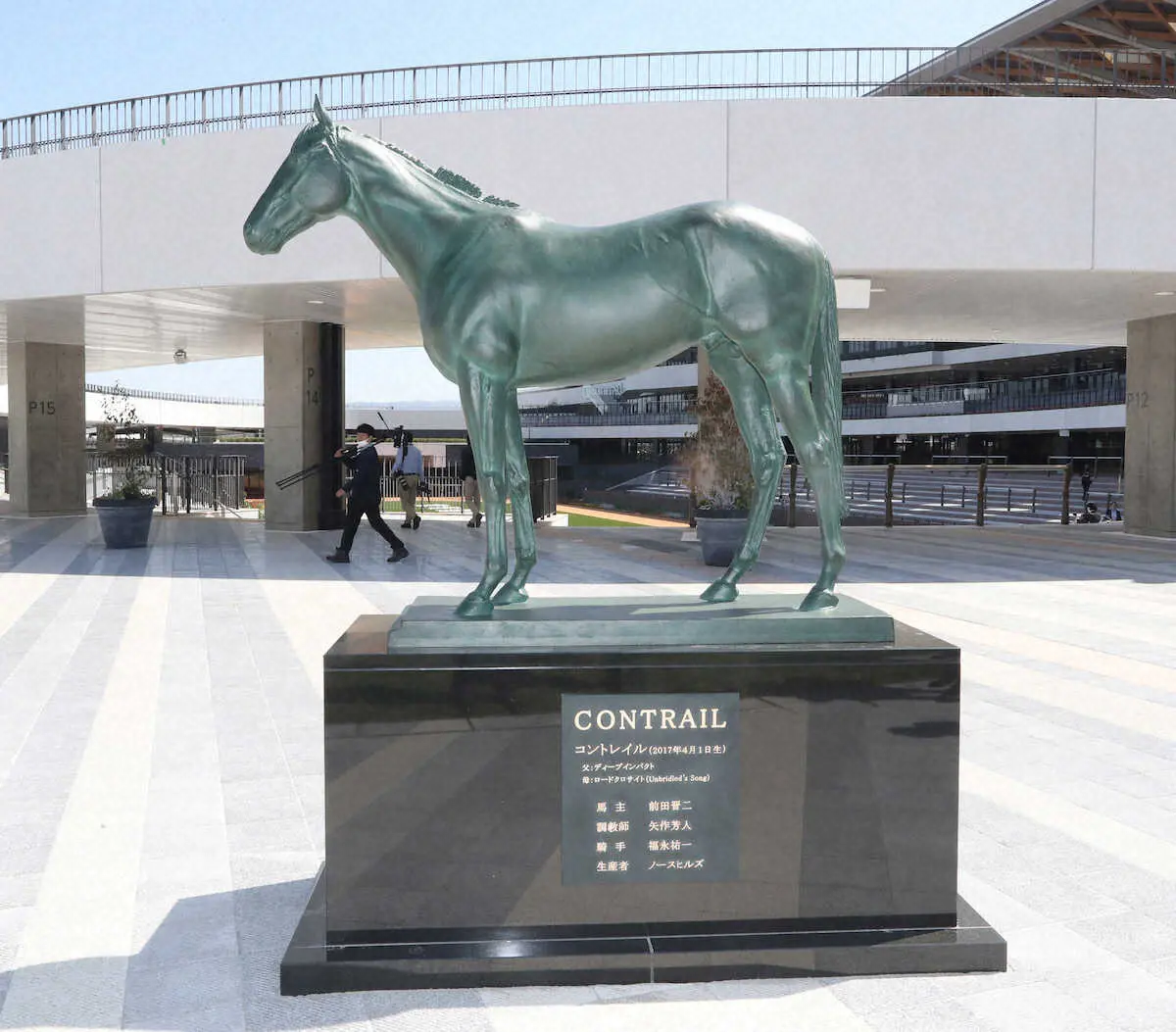 【新装・京都競馬場】大きなコントレイル像がお目見え　三冠馬メモリアルロードも