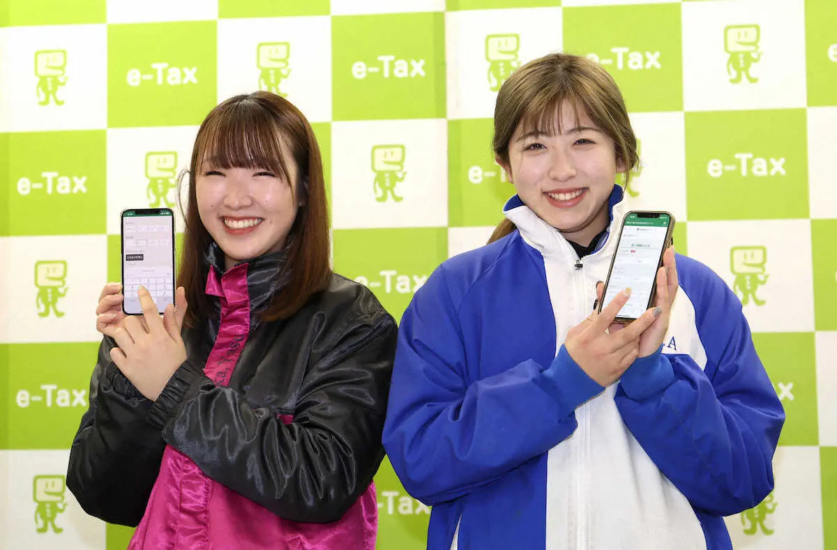 今年1月、「e―Tax」PRイベントでスマートフォンを手に笑みを浮かべる永島まなみ（左）と今村聖奈