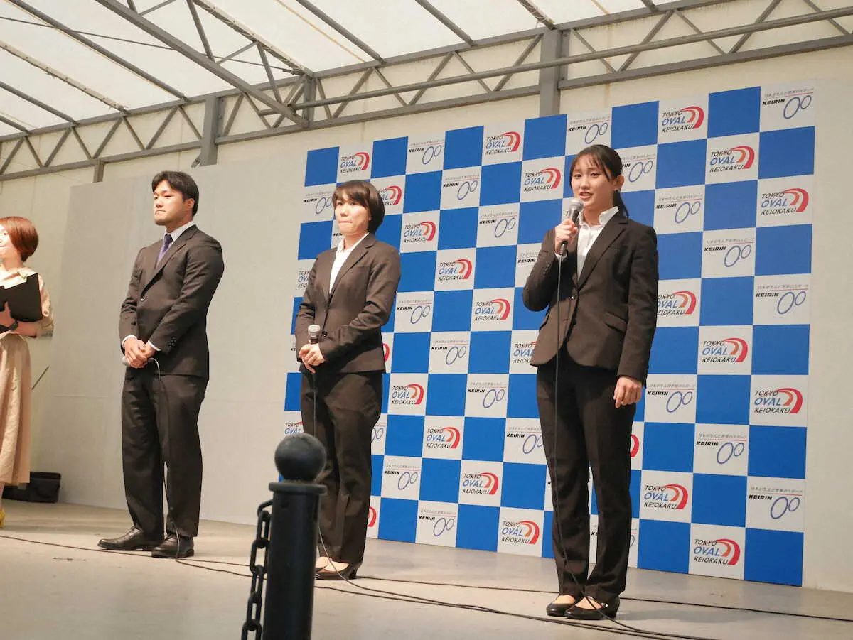 ＜京王閣競輪場＞トークショーを行った（右から）星野しほ、熊谷碩子、石田典大