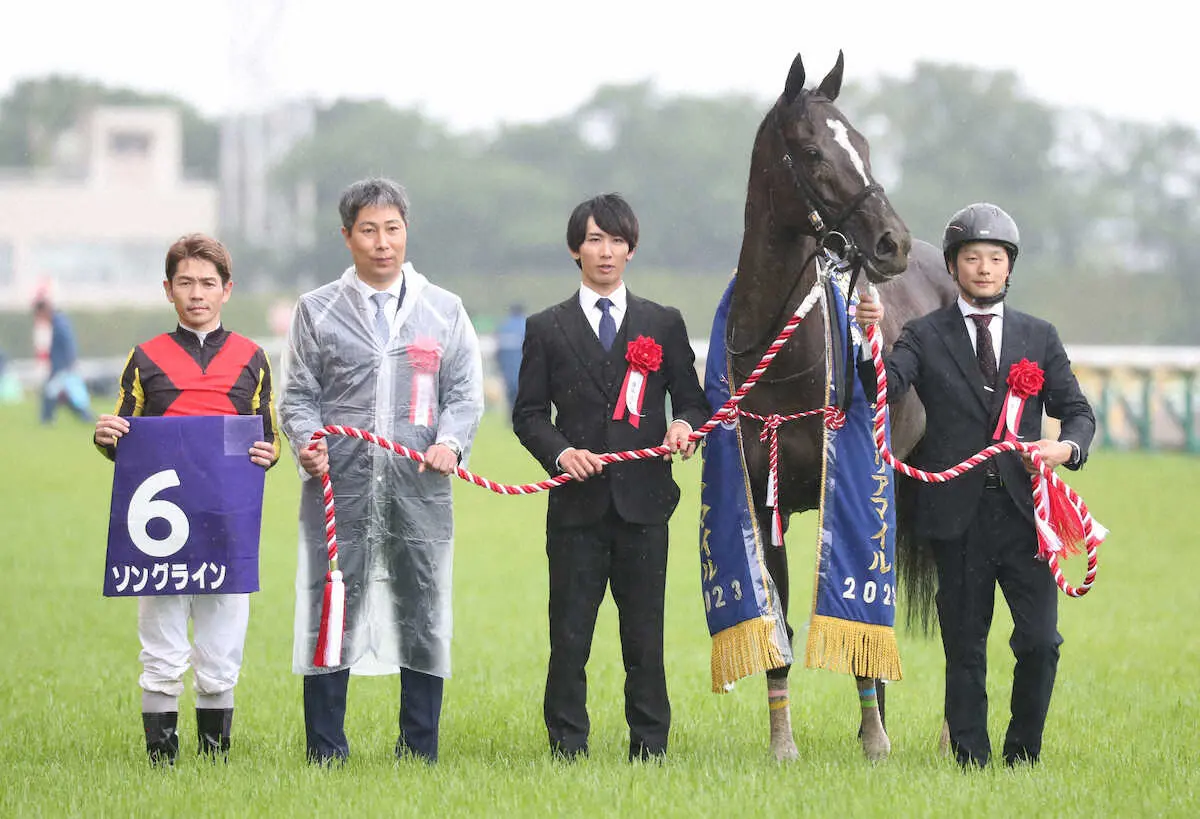 ＜東京11R・ヴィクトリアM＞レースを制したソングライン陣営。（左から）戸崎、林師ら（撮影・村上　大輔）