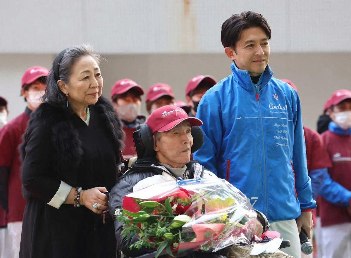 3月の騎手引退式で写真に納まる福永祐一師（右）と父・洋一氏（中央）、母・裕美子氏