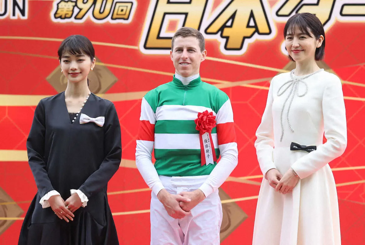 ＜日本ダービー＞レースを制したレーン（中央）はプレゼンターの長澤まさみ（右）、見上愛と笑顔（撮影・村上　大輔）