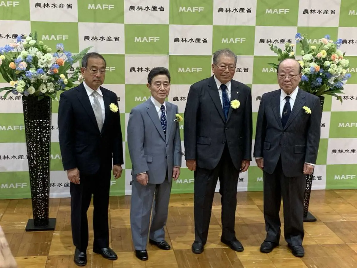 競馬功績者表彰を受賞した4人。（左から）橋田満氏、佐々木竹見氏、中島滋氏、仲田和雄氏