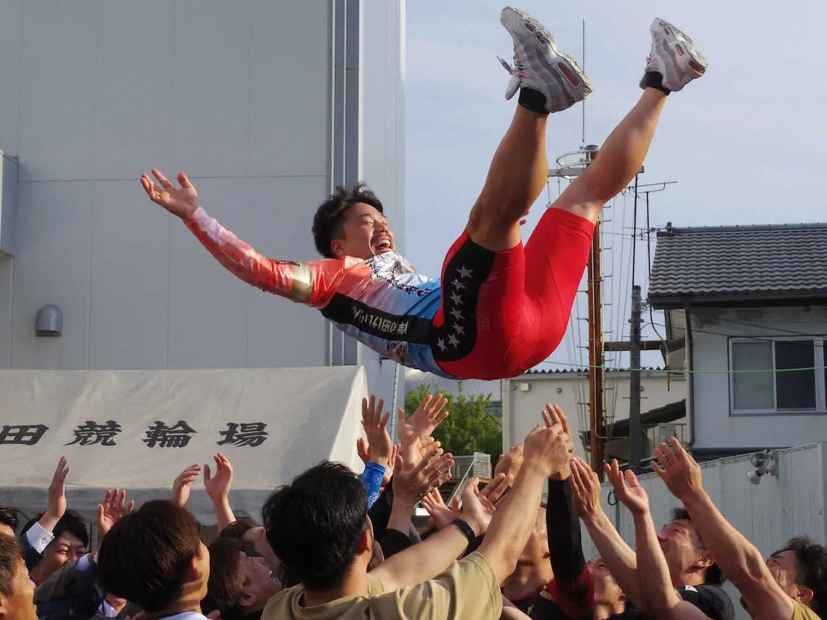 高松宮記念杯連覇で近畿の選手から胴上げされる古性優作