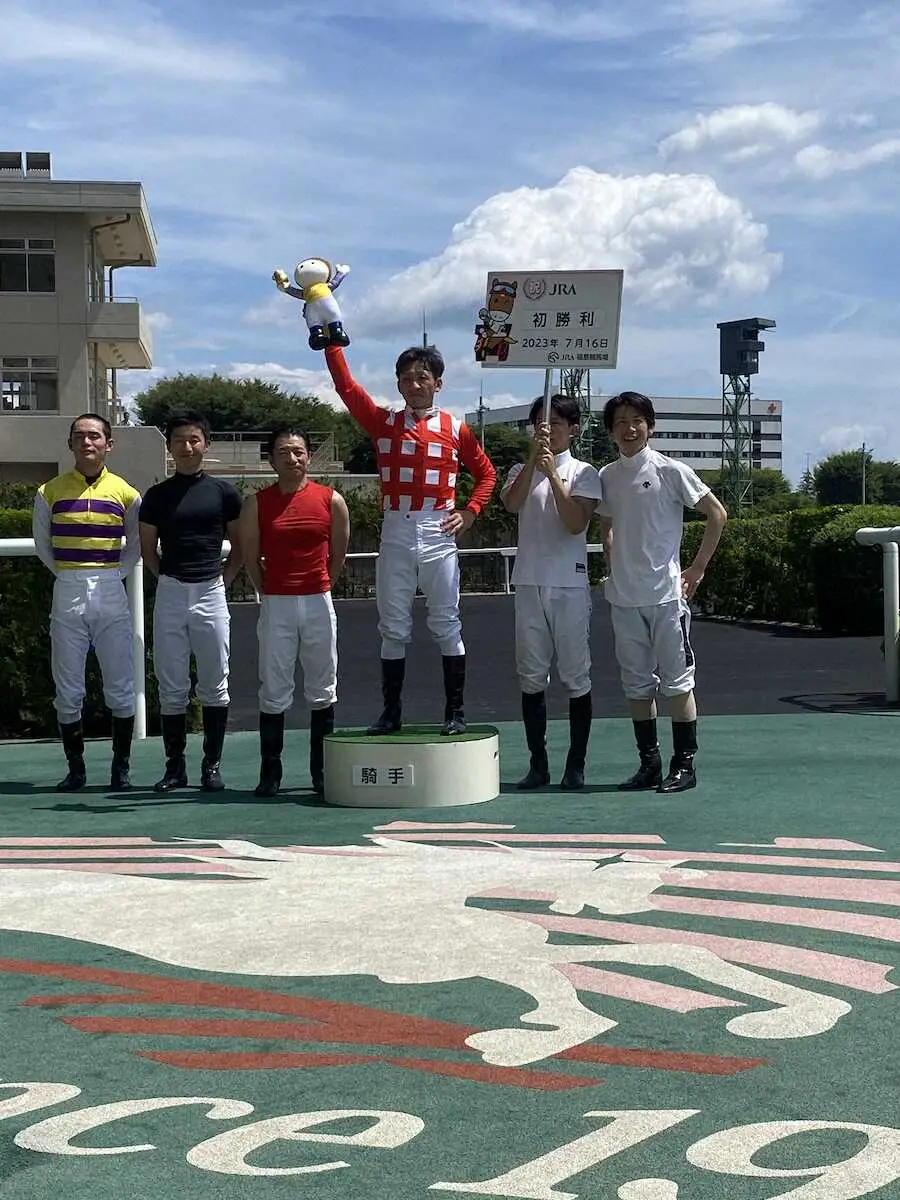 福島1RでJRA初勝利を挙げた園田所属の吉村（右から3人目）