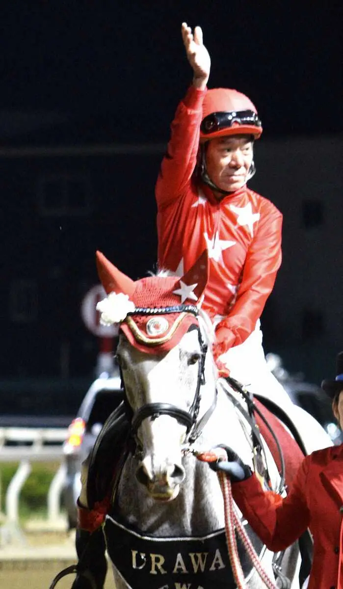 浦和競馬場で行われた自らのデビュー50周年記念のイベントに誘導馬にまたがって現れた的場文男