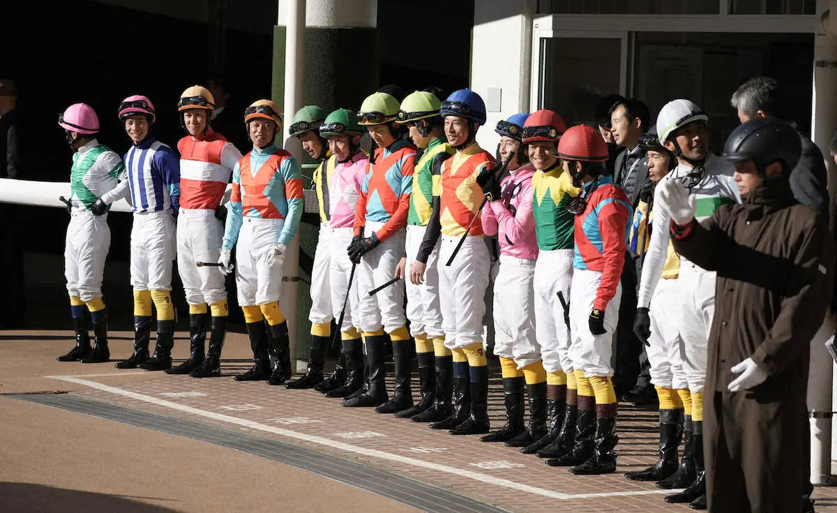 中山8Rで熊沢元騎手モデルのレギンスを着用した騎手たち（撮影・郡司　修）