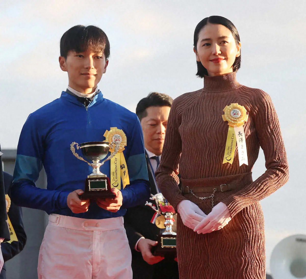 ＜中京競馬　11R・チャンピオンズカップ＞勝利した坂井瑠星（左）と記念撮影する長澤まさみ（撮影・椎名　航）