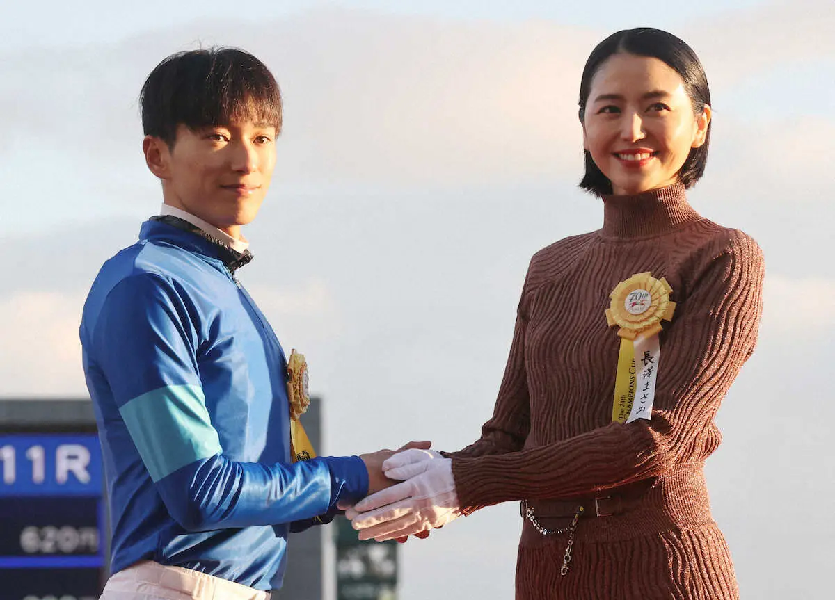 【チャンピオンズC】長澤まさみが表彰式のプレゼンターで登場「迫力あるレースに感動」