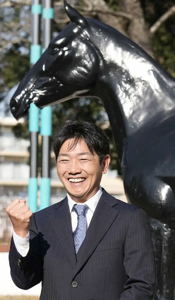 新規調教師試験に合格した田中勝春騎手は笑顔でポーズ（撮影・郡司　修）