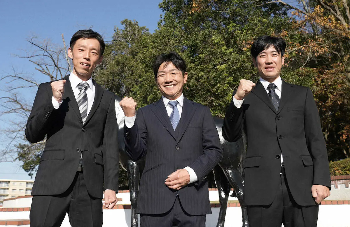 新規調教師試験に合格した（左から）浅利英明調教助手、田中勝春騎手、柄崎将寿調教助手は笑顔で　でポーズをとる（撮影・郡司　修）