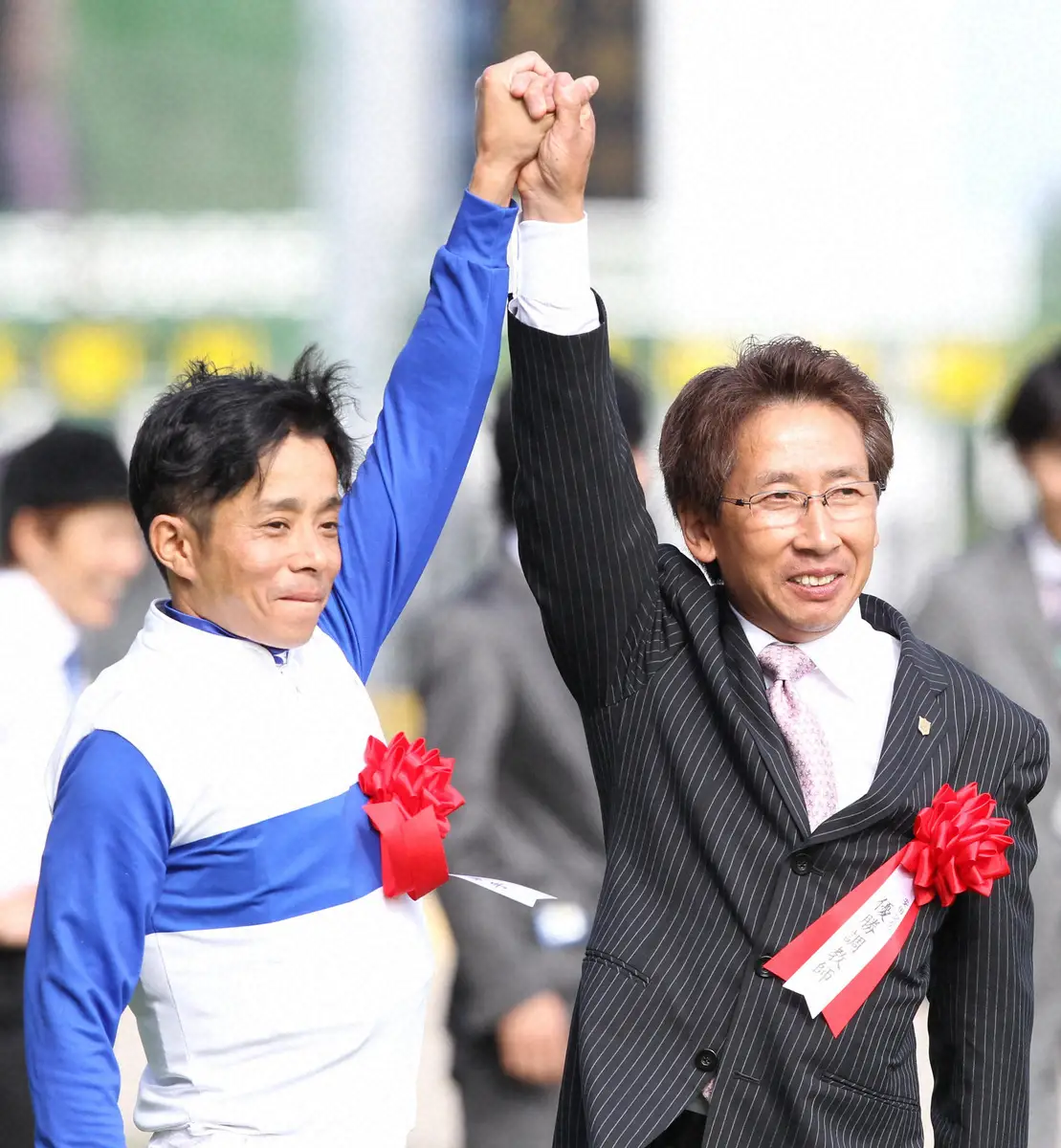 13年の高松宮記念をロードカナロアで制して、岩田康誠の腕を上げる安田隆行師（右）