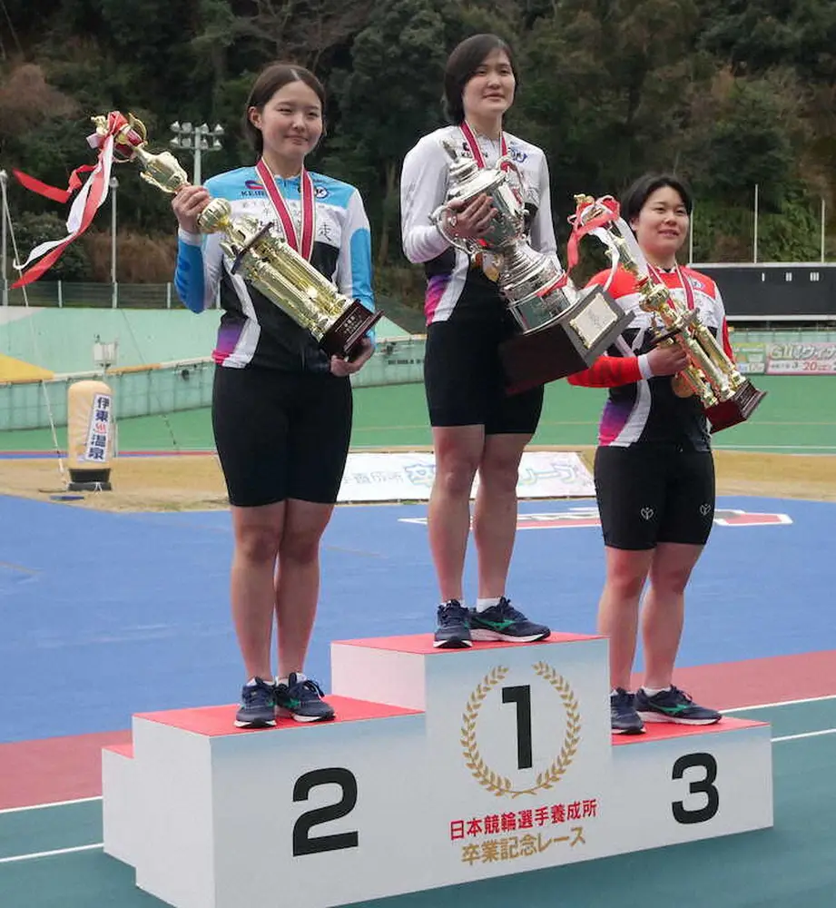 卒業記念レース女子決勝で好成績の（左から）伊藤優里、仲沢春香、高木萌那