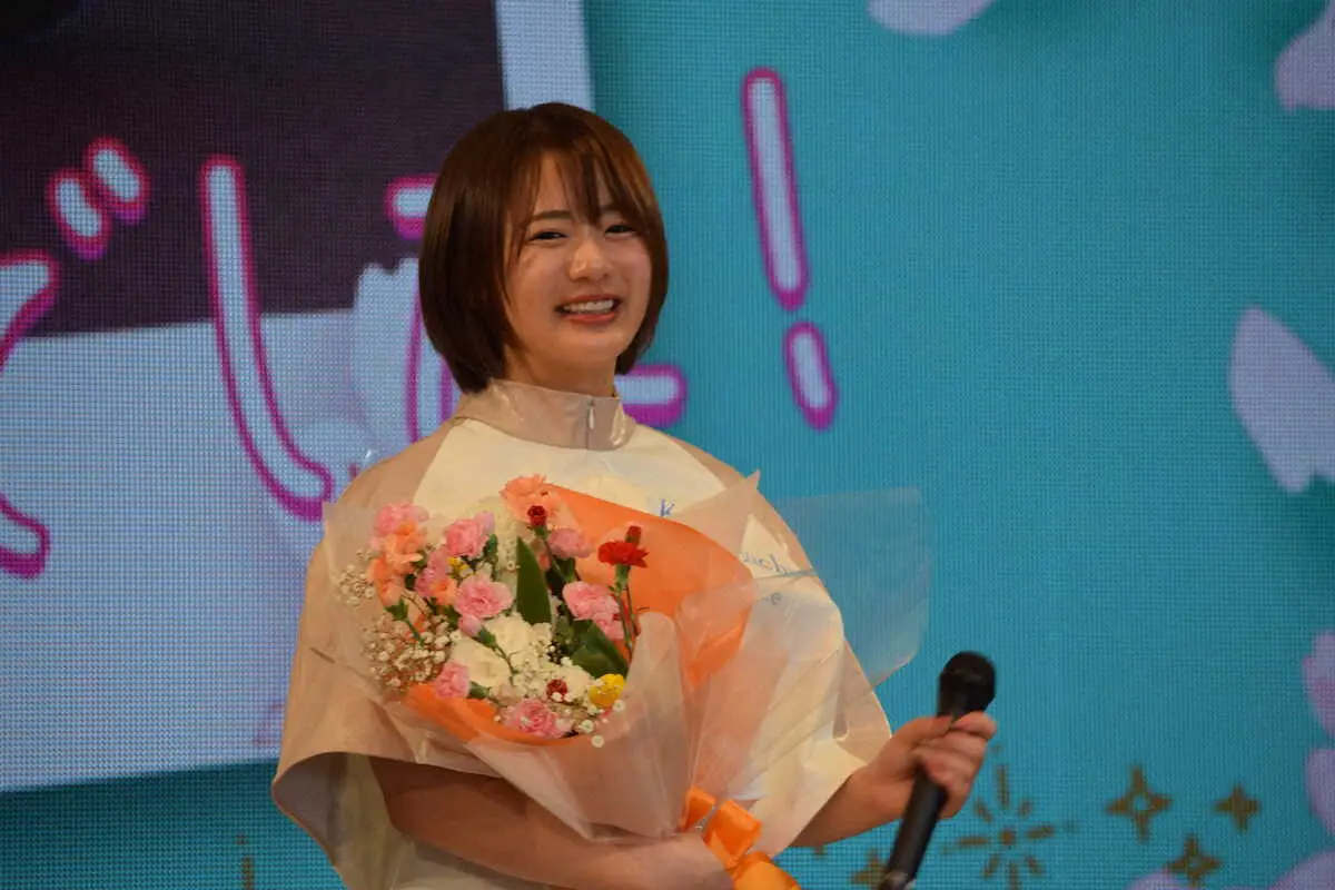 川口オートのイメージガールとして最後のトークショーに臨んだ平嶋夏海は花束を手に笑顔
