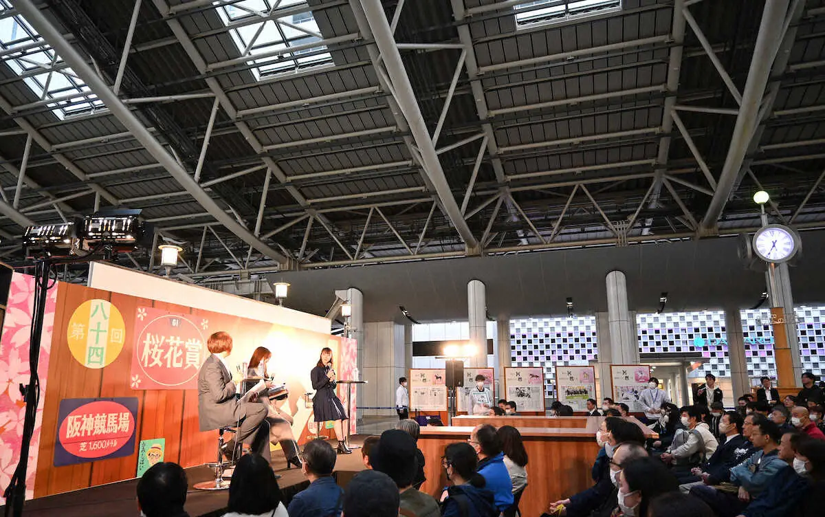 JR大阪駅で行われたトークショーに参加した永島まなみ（右）（撮影・長嶋　久樹）