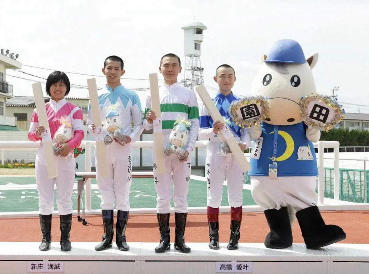 来週にデビューする（左から）塩津璃菜、新庄海誠、高橋愛叶、土方颯太