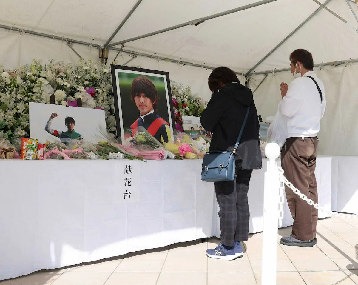 阪神競馬場で藤岡康太さんを悼むファン「大好きなジョッキー」「感謝の気持ちでいっぱい」