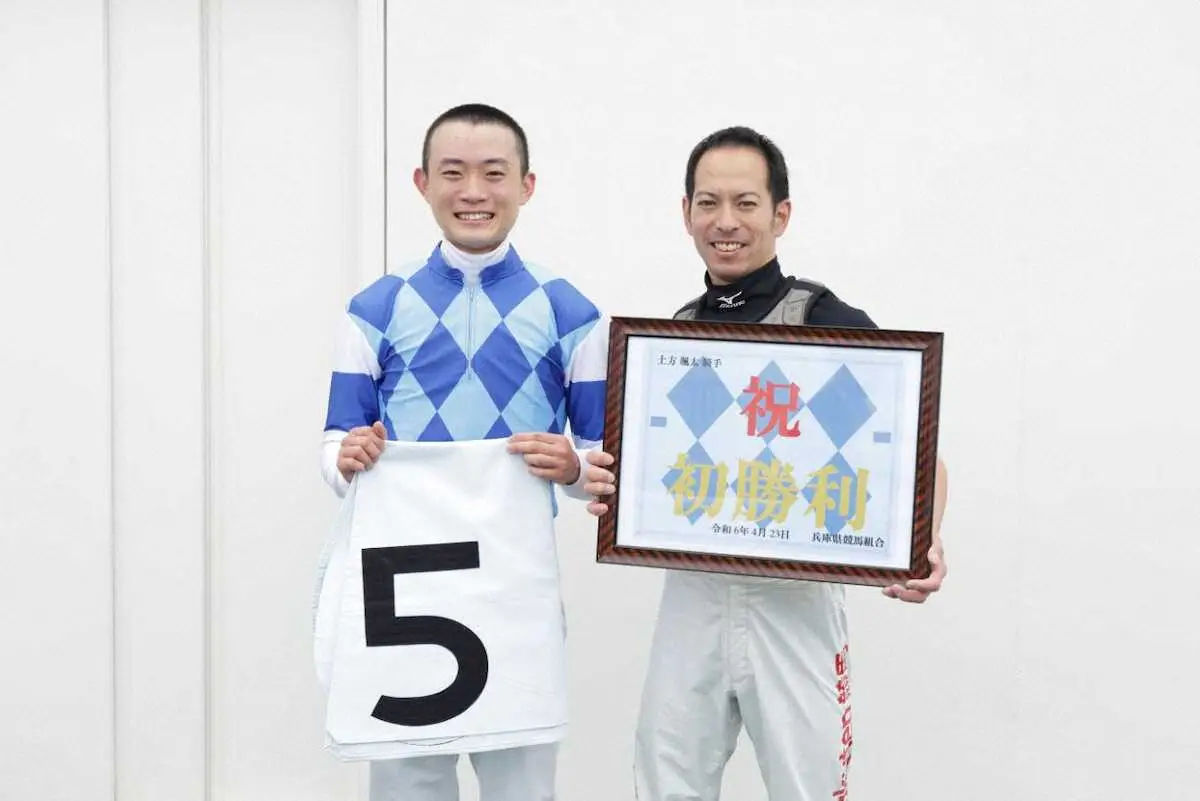 デビュー初勝利を挙げた土方颯太（左）と兄弟子の高畑皓一
