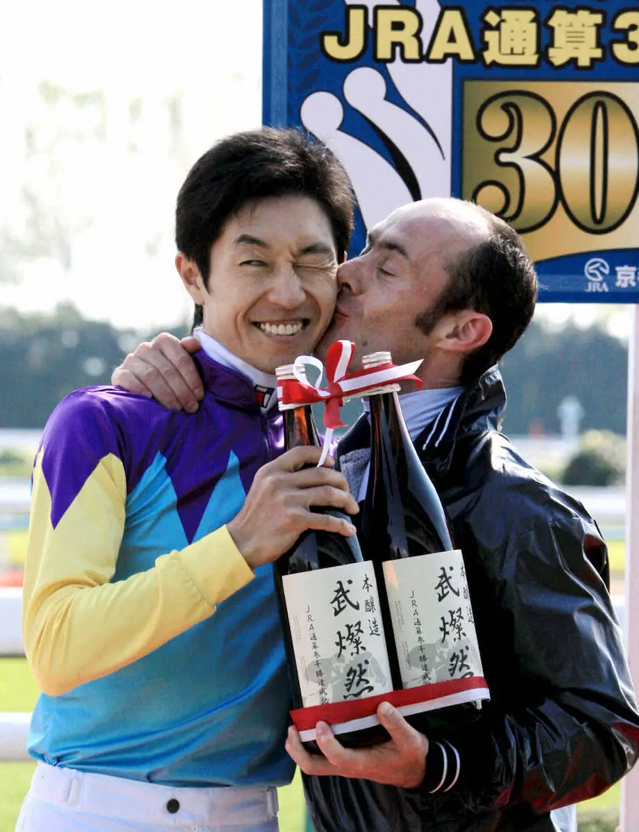 07年、通算3000勝記念の日本酒を贈呈したペリエから祝福のキスを受けた武豊