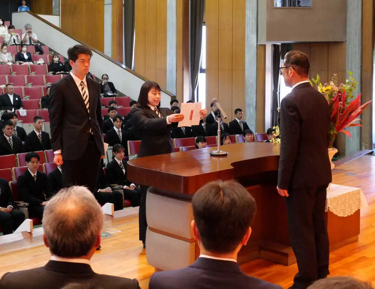 選手候補生入所式で「誓いの詞」を述べる高崎千賀候補生。左は安達豪太候補生（JKA提供）