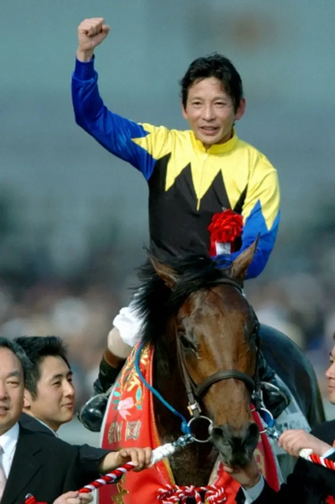 第71回日本ダービー、キングカメハメハでダービーを制しガッツポーズを見せる鞍上の安藤勝己騎手（2004年5月）