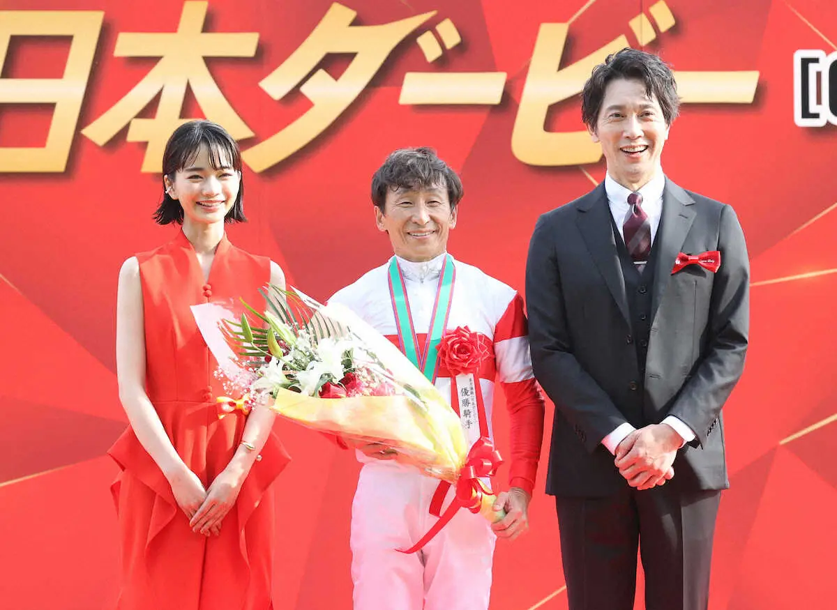 佐々木蔵之介と見上愛が日本ダービーの表彰式でプレゼンターを務める