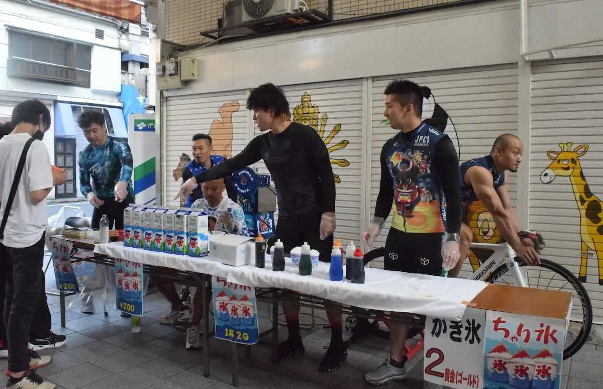 日本競輪選手会福岡支部北九州事務所の所属選手が「チャリ氷」を出店　売り上げは寄付へ