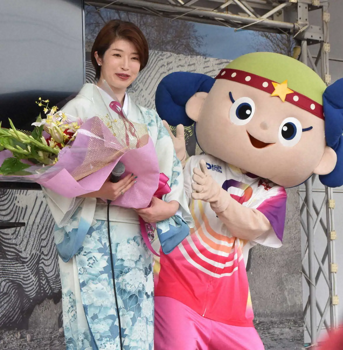 松戸競輪場でパールCの優勝報告会を行った石井貴子（左）。松戸競輪場のキャラクター「マッピー」と写真に納まる