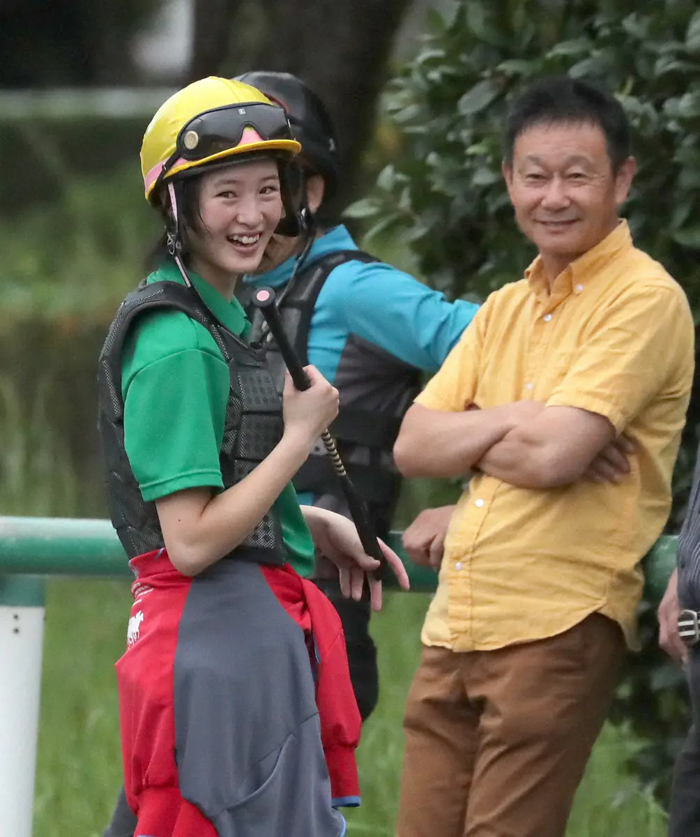 調教の合間に笑顔をみせる藤田菜七子騎手（左）と師匠の根本康広調教師