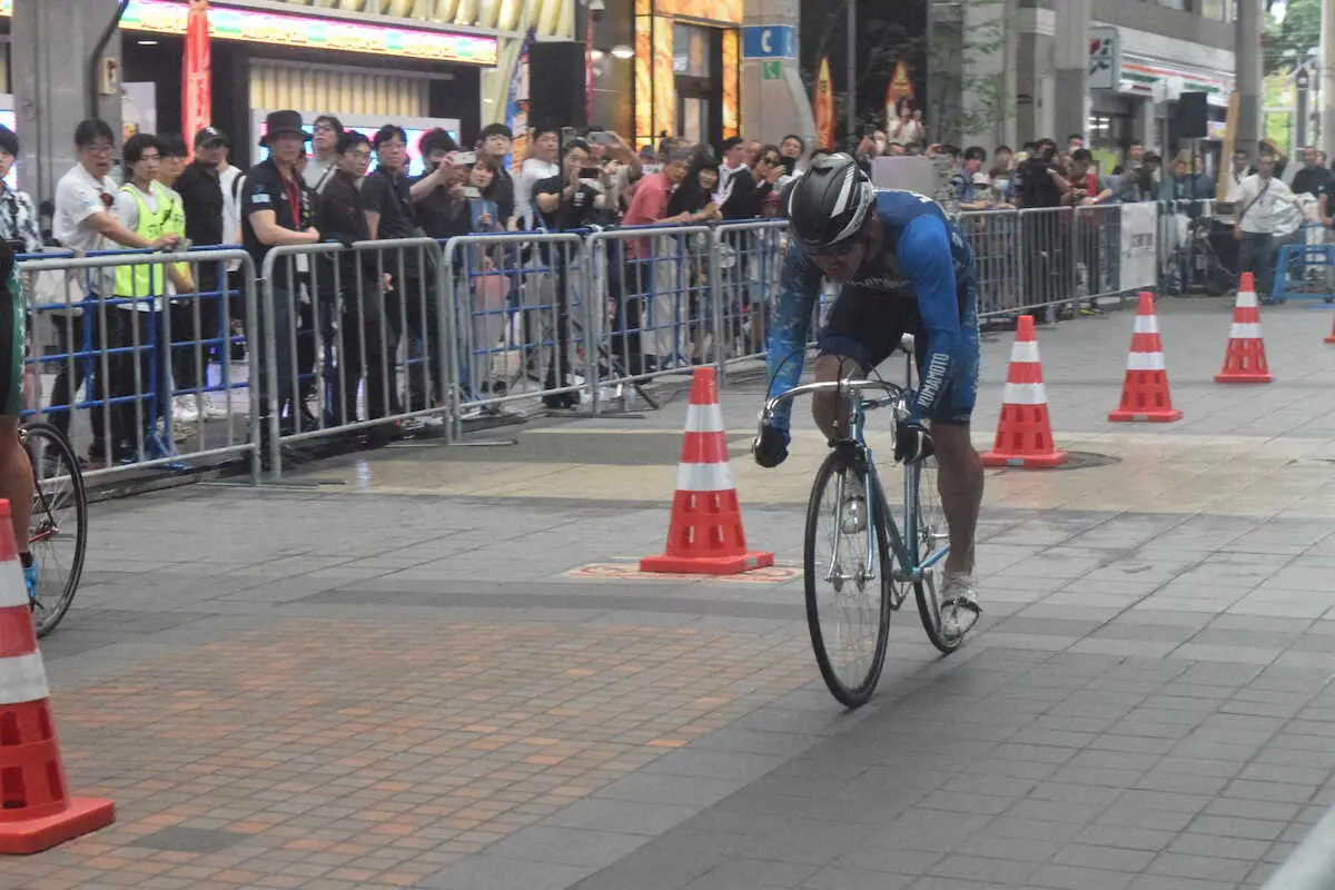 熊本市内の新市街アーケードでレースを行う中川