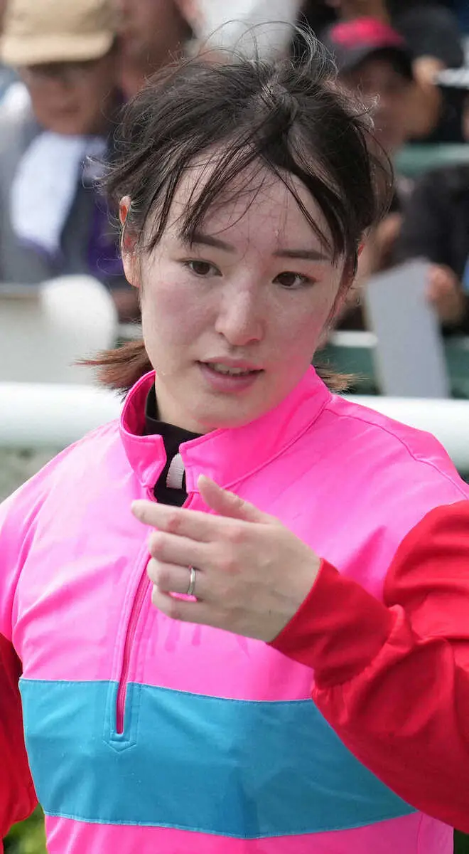 ＜福島4R＞ペイシャスウィフトでレースを制し結婚発表後初勝利を挙げた藤田の左手薬指には指輪がキラリ（撮影・郡司　修）