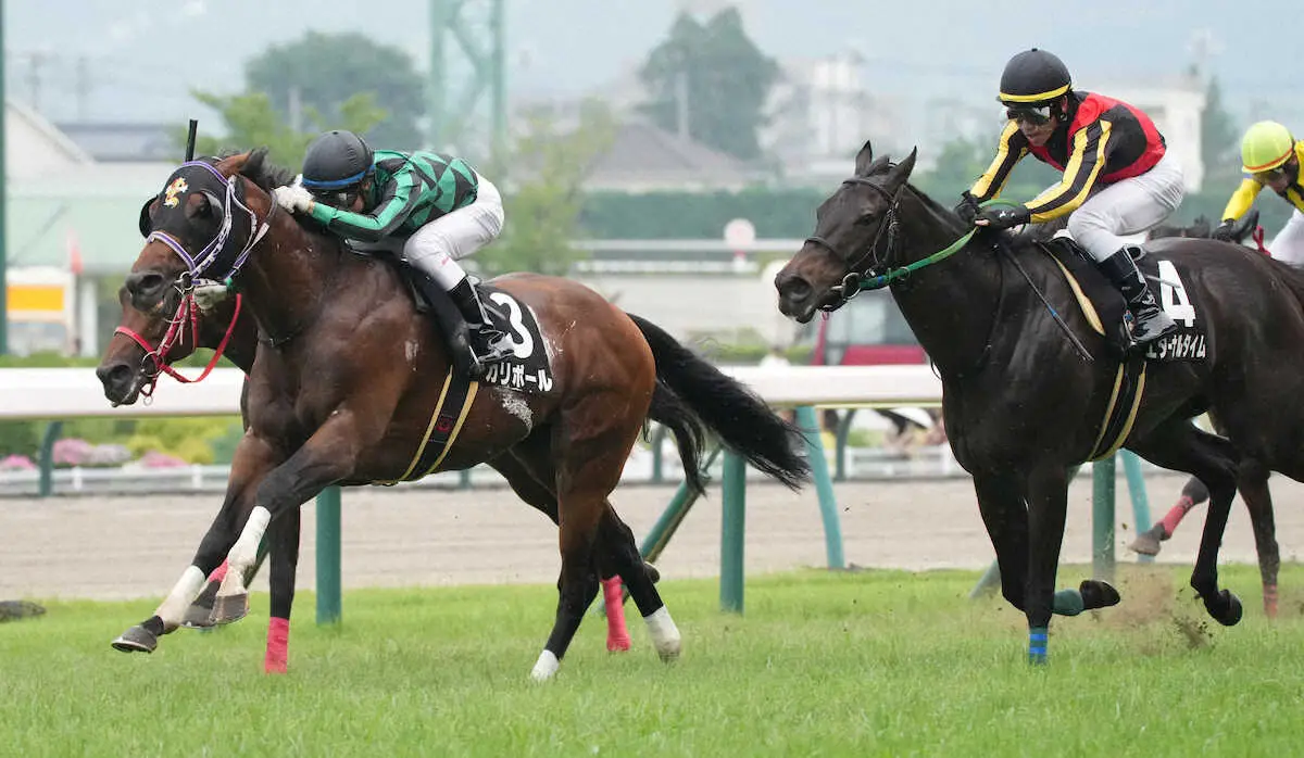 ＜福島11R・福島テレビオープン＞レースを制したカリボール（左）（撮影・郡司　修）