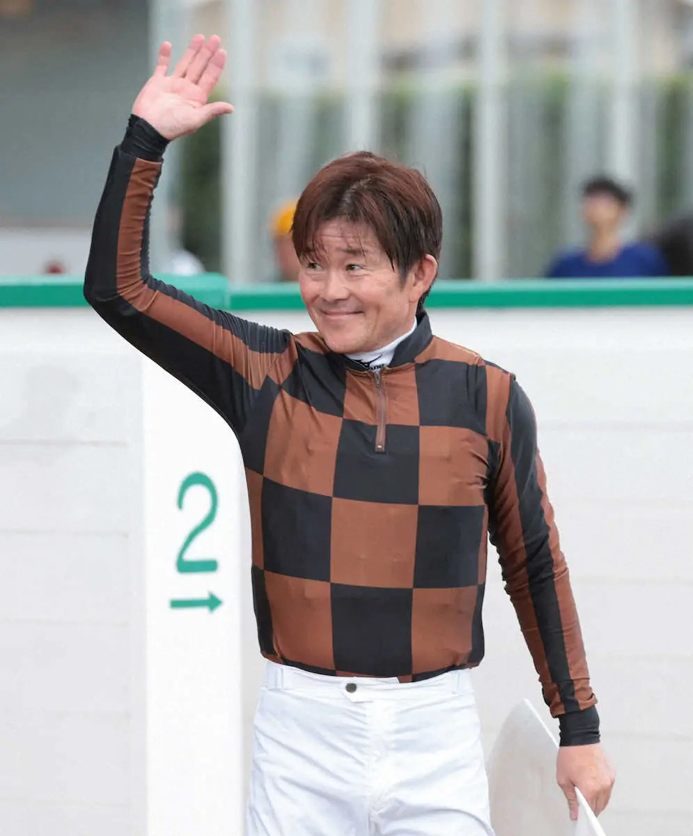 小倉12Rをモズアカボスで勝利し、ファンの声援に応える小牧太（撮影・坂田　高浩）