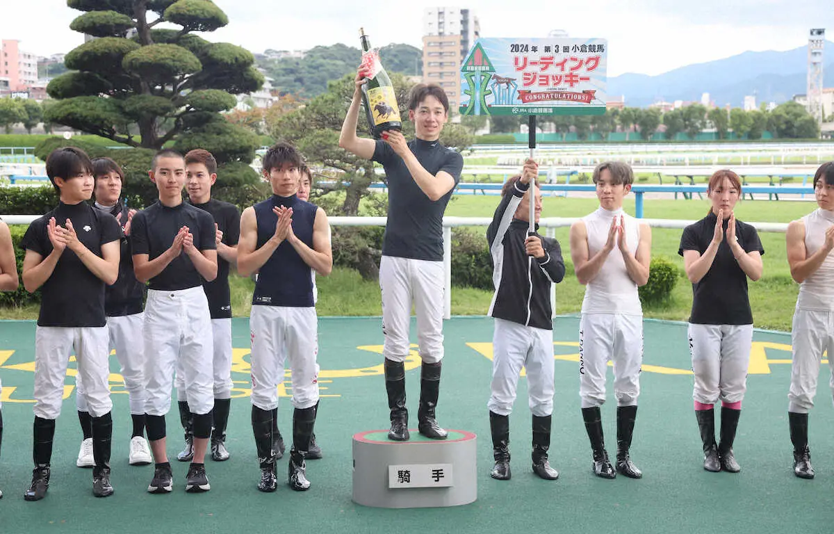 第3回小倉競馬リーディングジョッキーに輝いた松山弘平騎手（中央）（撮影・成瀬　徹）