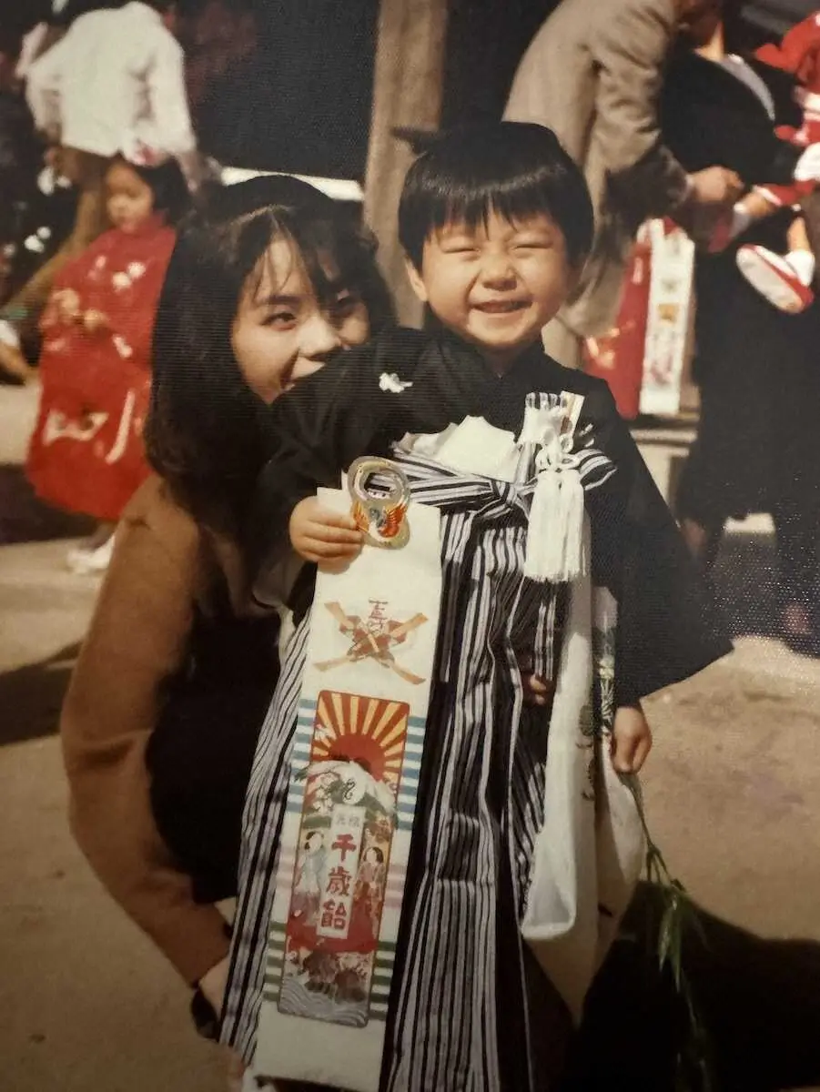 3歳時に七五三のお祝いで母の真弓さんと（峰真弓さん提供）