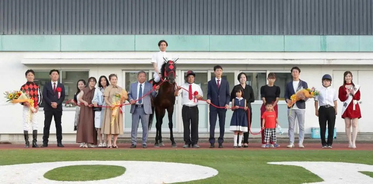 【園田競馬】20、21年の年度代表馬ジンギ引退式　田中学「僕を成長させてくれた」