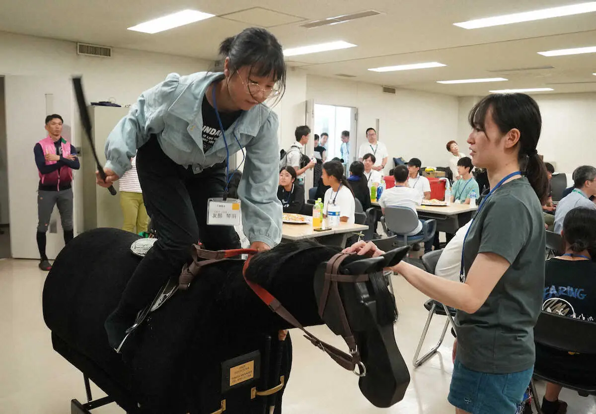 参加者に木馬を使い指導する藤田（撮影・郡司　修）