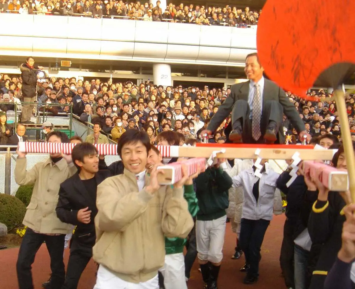 95年3月20日、中山競馬場で行われた岡部騎手引退セレモニーで岡部騎手が乗ったみこしを担ぐ武豊