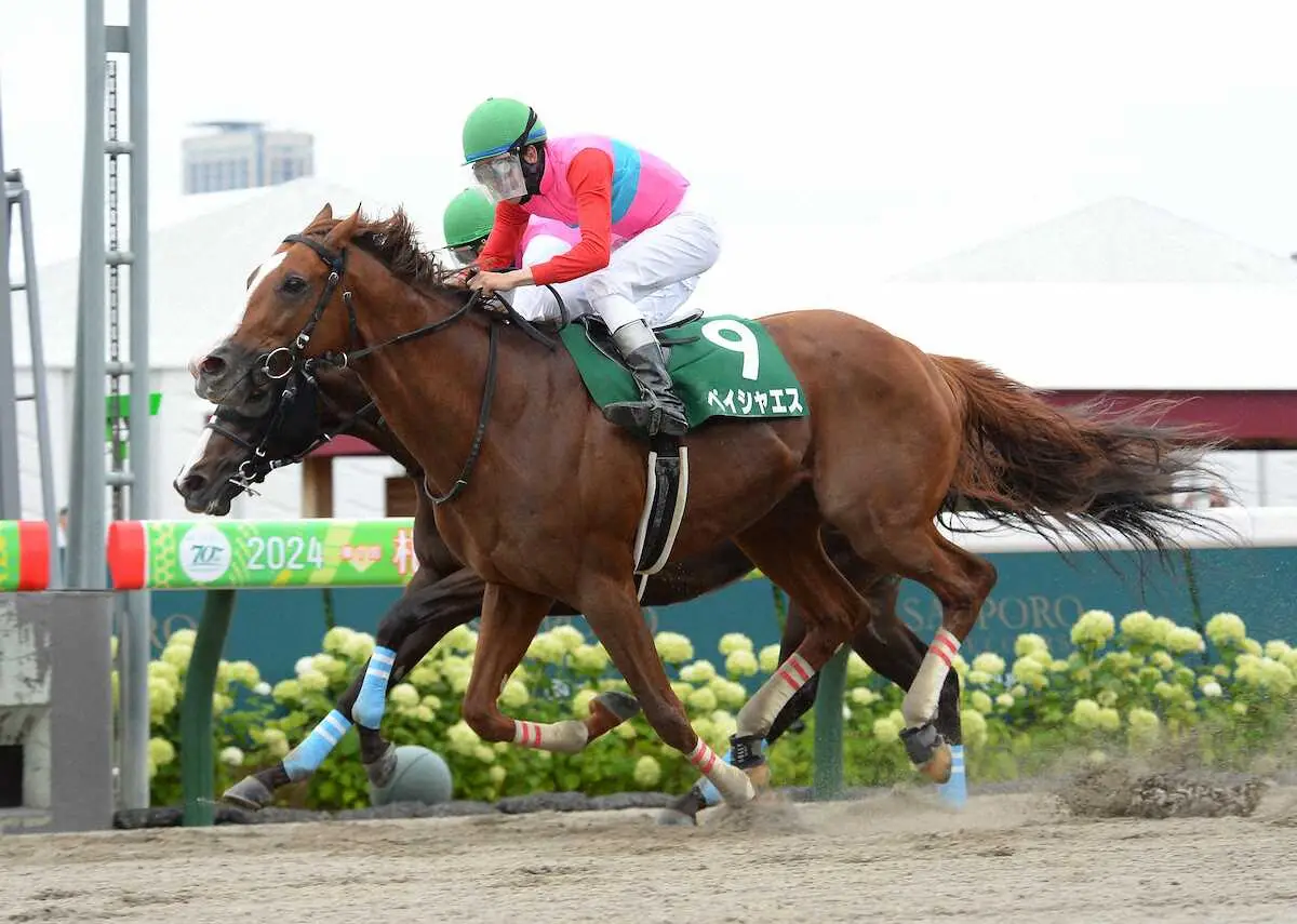 （10）ドゥラエレーデをゴール前で差し切って勝った（9）ペイシャエス横山武史騎手　　（撮影・千葉　茂）